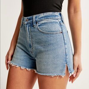 Abercrombie High Rise Mom Short 💙